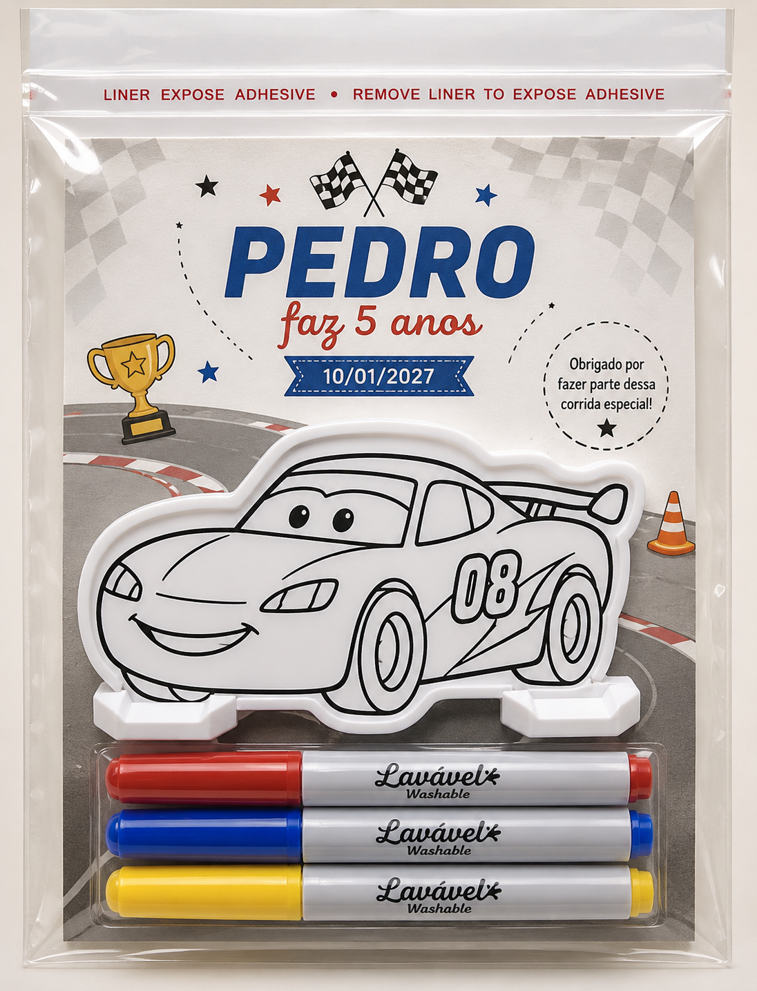 Kit com plaquinha 3D para colorir e canetinhas laváveis.